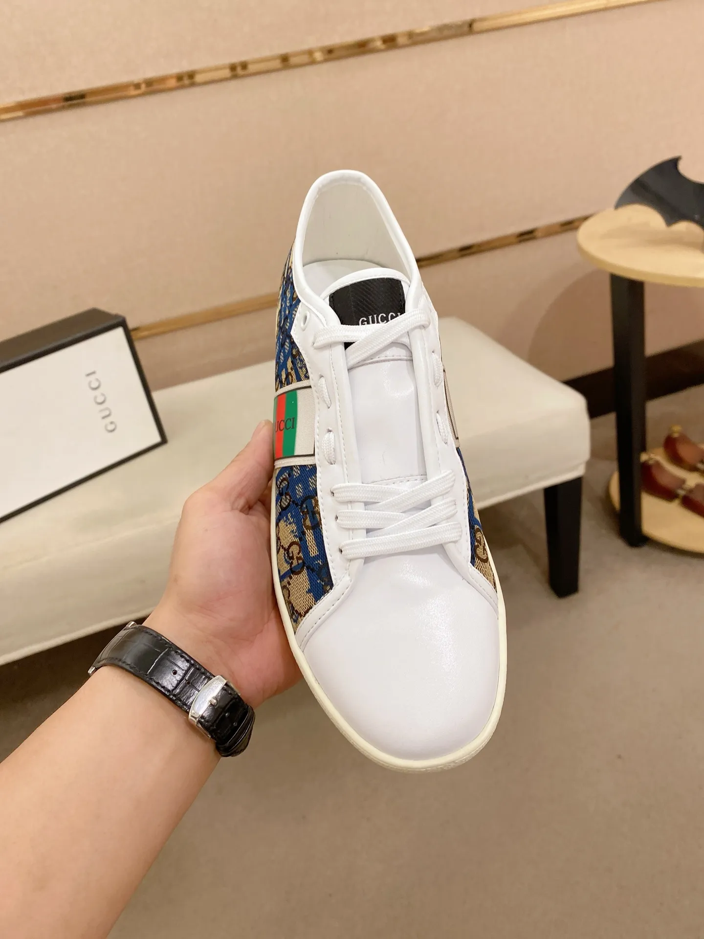 Factory price: 400💰 (GUCCI) The latest model from the official website 🎁🎁Casual and fashionable men's shoes👟, hot style 💥The version is simple and elegant, exclusive for trendy men. Unique official website latest brand elements 👑Gucci original decoration, fashionable and generous, the fabric is original cowhide ✅sheepskin lining, the official website specifies wear-resistant casual outsole, the classic model is taken in kind at the counter🎬38-44 (45 is not returned or exchanged)